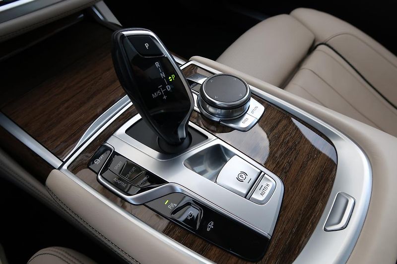 BMW Řada 7 750Li xDrive - fotka 8 z 18