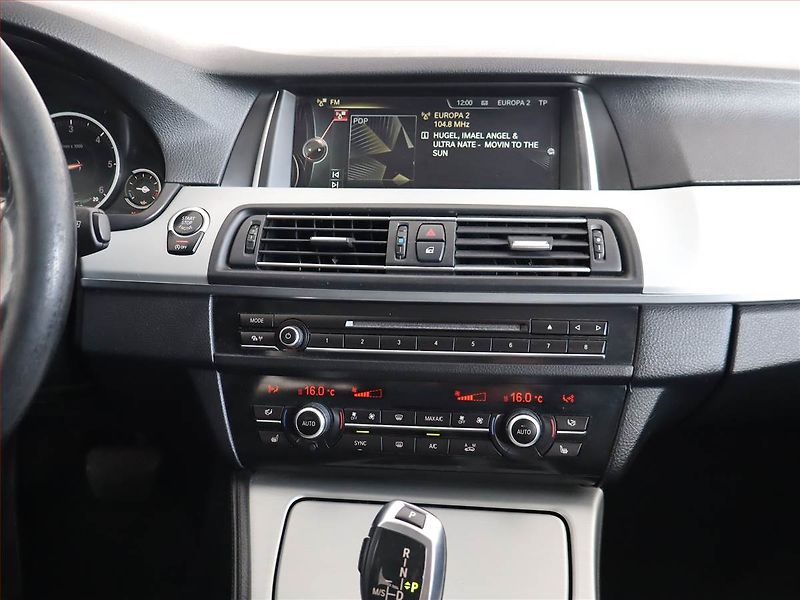 BMW Řada 5 (2013) 530d xDrive, 4X4, Automat - fotka 12 z 27