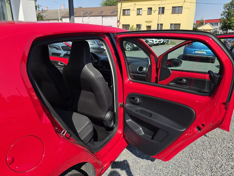 Volkswagen up! 1.0 MPI Parkovací senzory  - fotka 9 z 17
