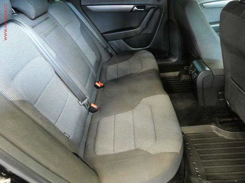 Volkswagen Passat (2013) 2.0TDi, DSG, xenon, park - fotka 12 z 19