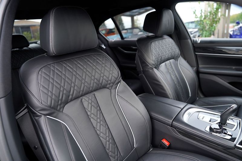 BMW Řada 7 750i xDrive Mpaket/530 PS - fotka 32 z 47
