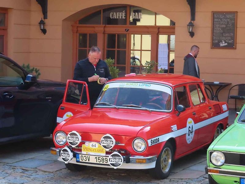Michal a Jonáš Pavlíčkovi na startu. Rallye Spring Classic startovalo v sobotu 12. dubna dopoledne z jihočeského Tábora. Na trasu 231 kilometrů vyrazilo 100 posádek.