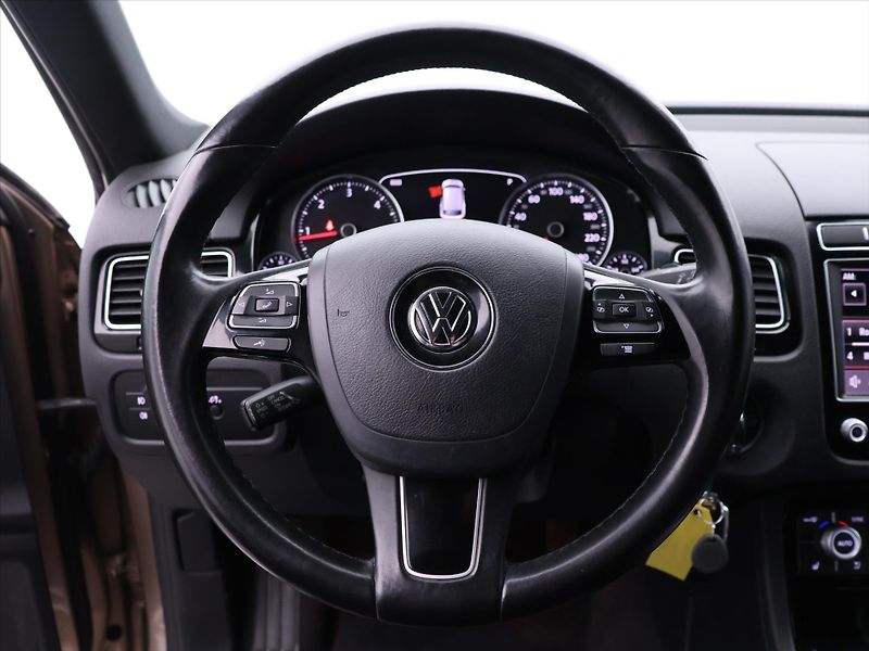 Volkswagen Touareg 3,0 TDI 193kW CZ Masaj DPH - fotka 20 z 36