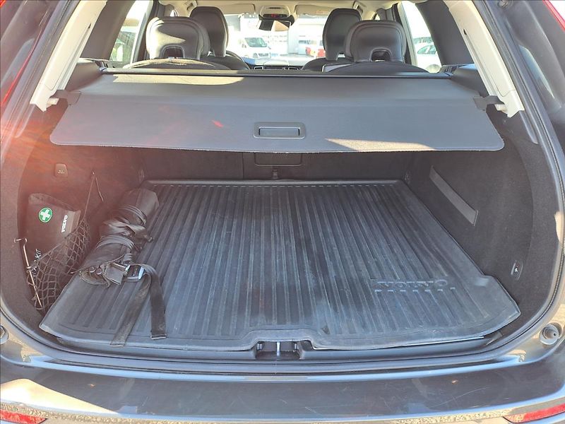 Volvo XC60 2,0 D4 FWD MOMENTUM - fotka 17 z 18