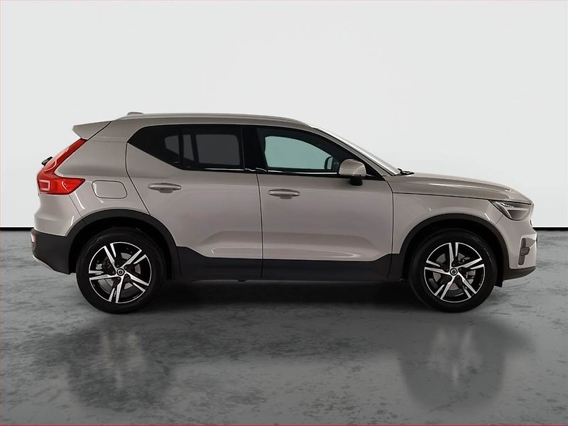 Volvo XC40 (2025) B3 - fotka 6 z 22