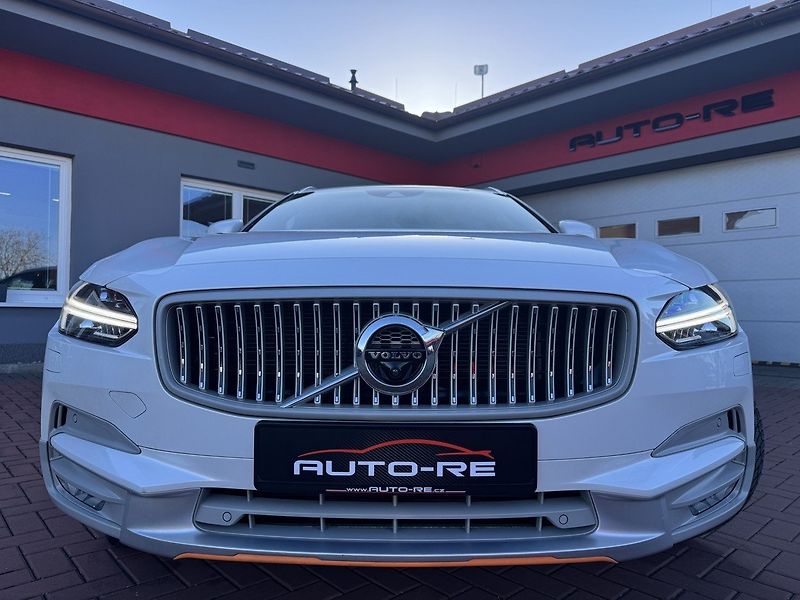 Volvo V90 (2018) 2.0D AWD Ocean Race LED - fotka 32 z 46