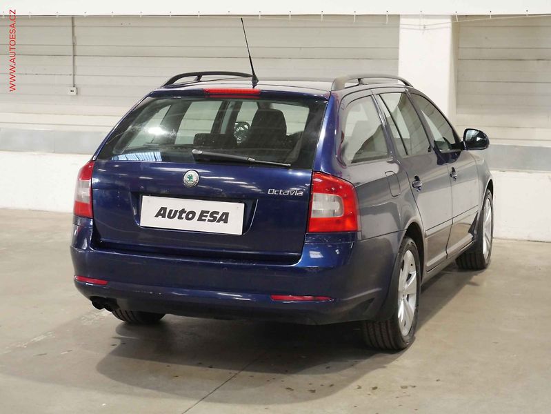 Škoda Octavia (2010) 2.0 TDi, Elegance, xenon - fotka 6 z 16