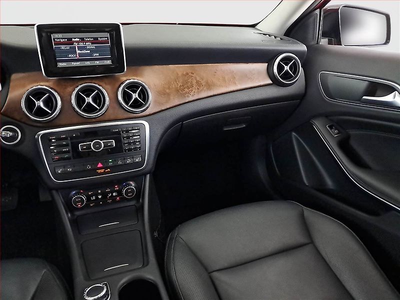 Mercedes-Benz GLA (2014) 220 CDI 4MATIC, 4X4 - fotka 8 z 25