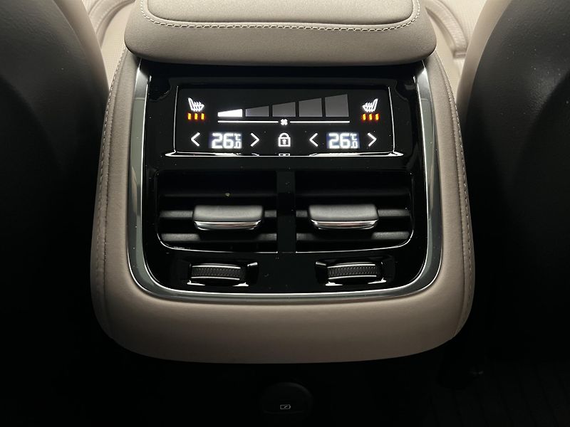 Volvo XC90 T8 AWD RECHARGE ULTRA BRIGHT - fotka 23 z 57