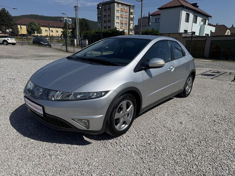 Honda Civic (2006) 1,4i-VTEC,SPORT,rezervace - fotka 1 z 36