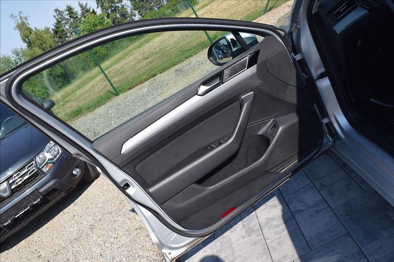 Volkswagen Passat 2,0 TDI 110KW LED MATRIX DSG - fotka 26 z 49