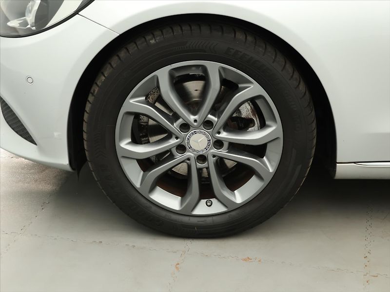 Mercedes-Benz Třídy C 2.1 220d 125kW Aut. Avantgarde - fotka 25 z 32