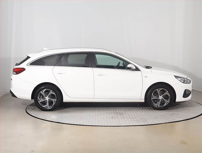 Hyundai i30 (2022) Family 1.5 T-GDI MHEV - fotka 6 z 15