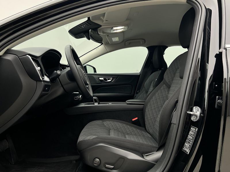 Volvo V60 B4 CORE AUT 1.maj. - fotka 3 z 41