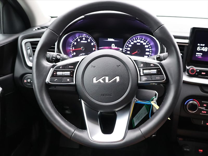Kia XCeed 1,5 T-GDI 117kW Exclusive DPH - fotka 17 z 34