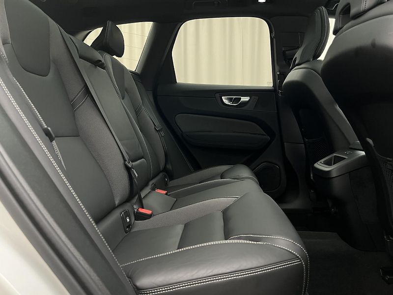Volvo XC60 B5 AWD BLACK EDITION PLUS AUT  - fotka 23 z 46