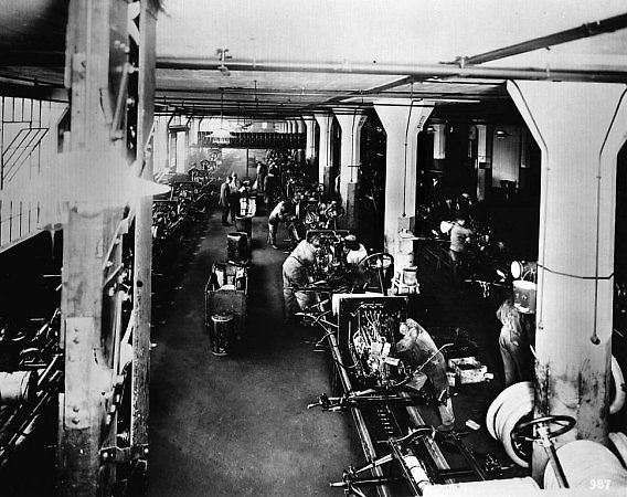 Montážní linka Fordu v roce 1914.