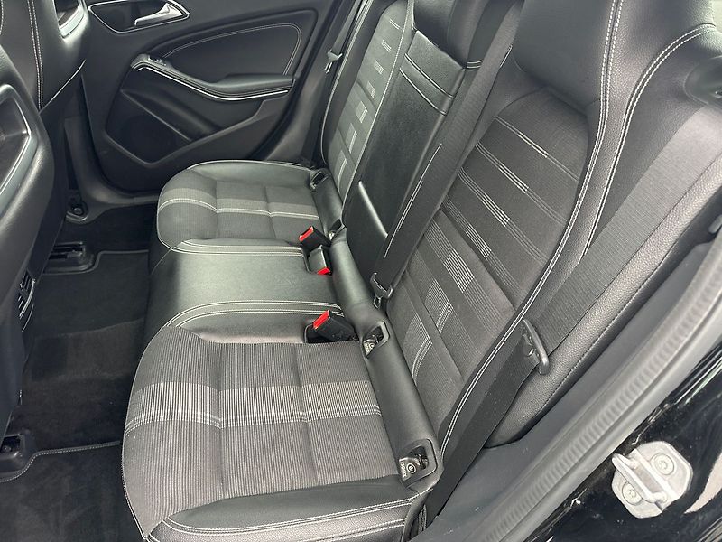 Mercedes-Benz GLA 200d 4MATIC - fotka 14 z 20