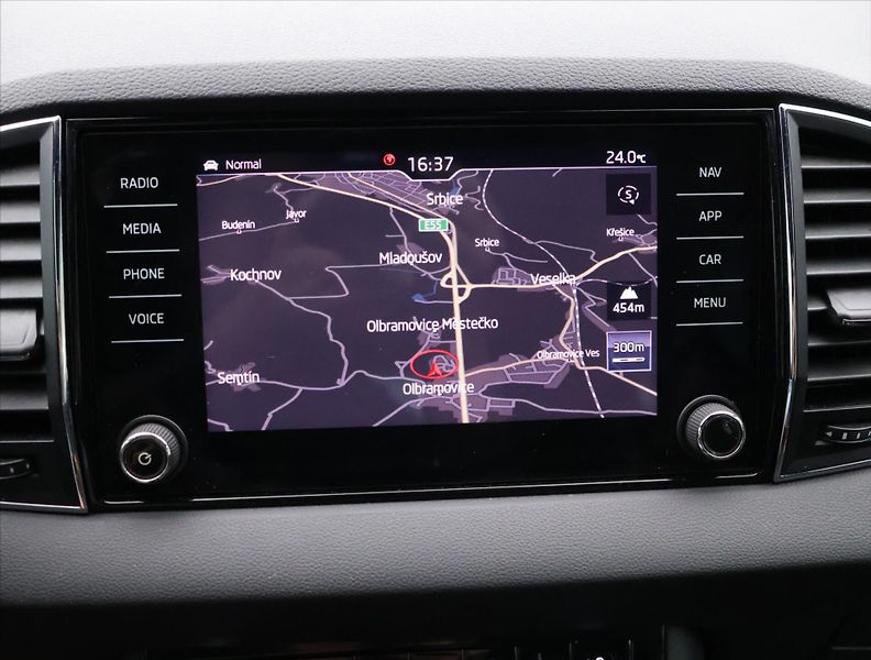 Škoda Karoq 2,0 TSI 140kW DSG Sportline - fotka 24 z 36