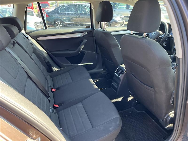 Škoda Octavia 2,0 TDi STYLE ROZVODY SERVIS - fotka 12 z 46