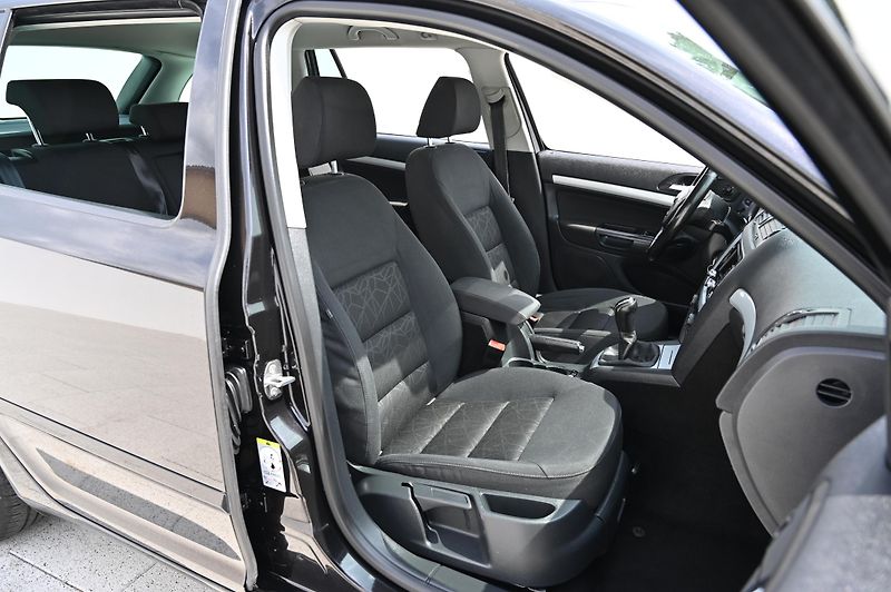 Škoda Octavia 2.0TDI 7/2011 Rezervace - fotka 31 z 50