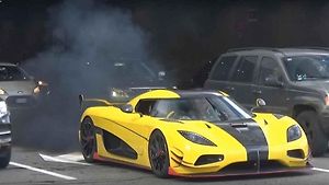 Na výjezdu z tunelu už zakázkový Koenigsegg připomínal spíše vyježděný naftový Mercedes.