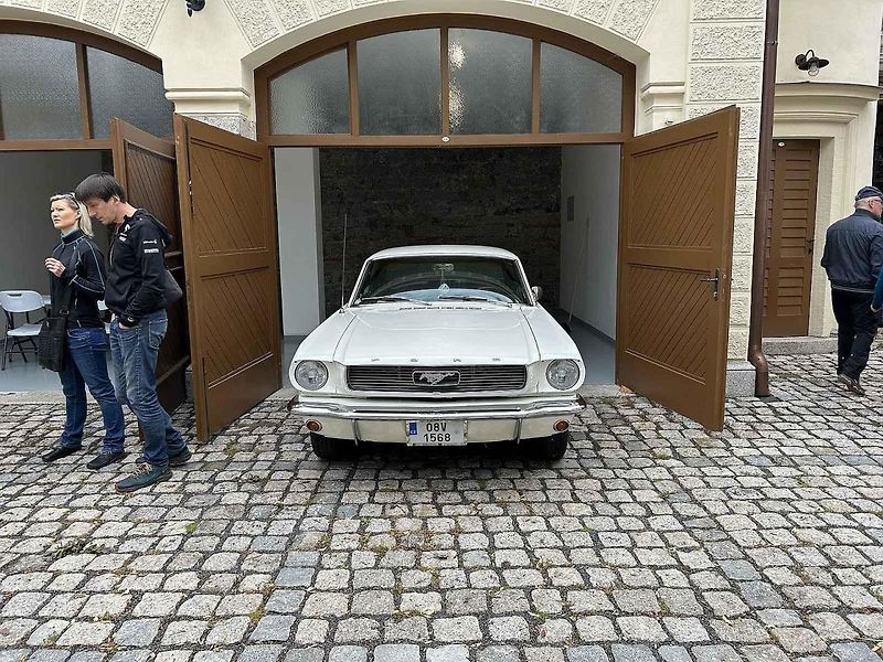 Výstava historických vozidel na technickém nádvoří Paláce Liebieg.