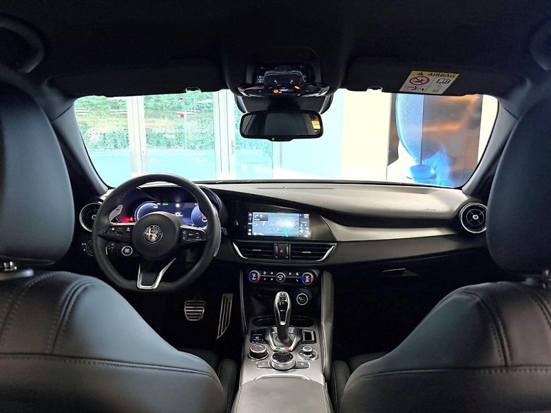 Alfa Romeo Giulia (2025) 2.2 JTDm 210k AT8 ZF Q4 4x4 Sp - fotka 18 z 19