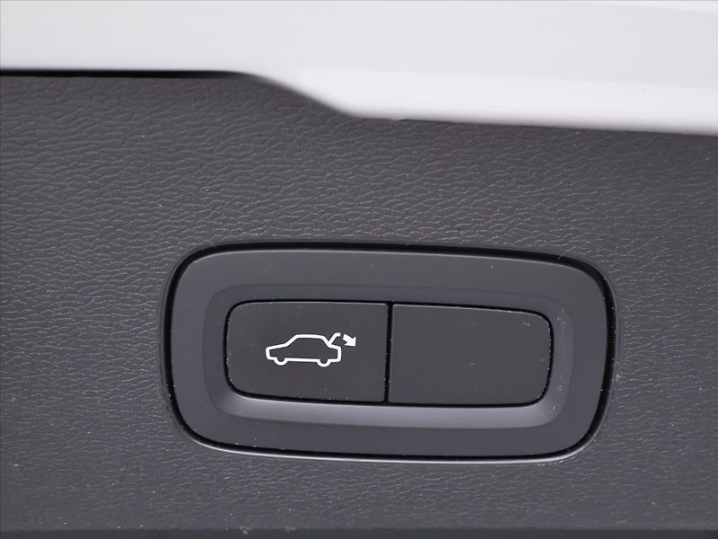 Volvo V60 2,0 T5 184kW Drive-E R-Design - fotka 11 z 34