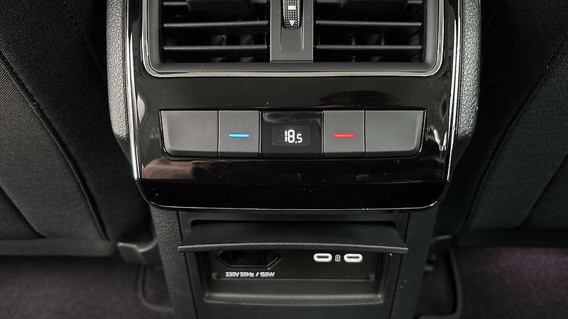 Škoda Superb 2.0 TDI DSG 4x4 Style Combi - fotka 22 z 28