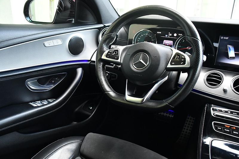 Mercedes-Benz Třídy E 350D AMG K360° HEAD-UP - fotka 22 z 51