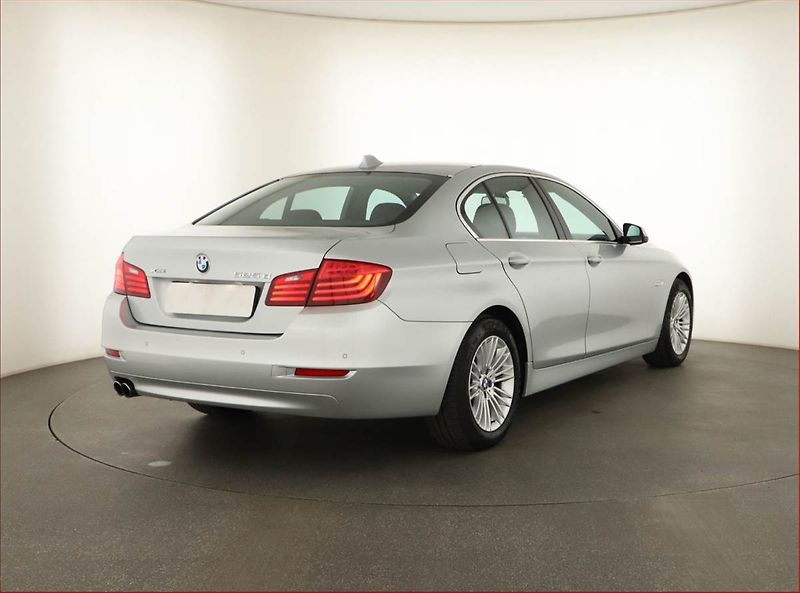 BMW Řada 5 (2014) Modern Line 525d xDrive, 4X4 - fotka 5 z 17