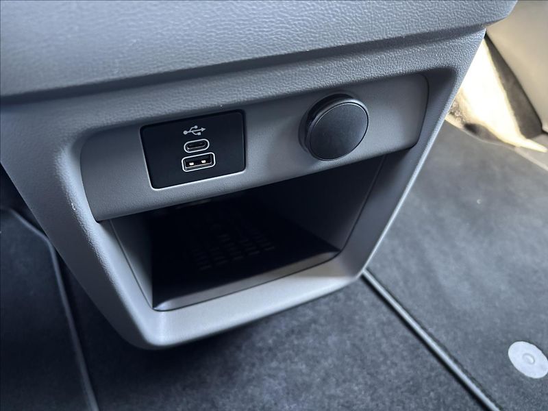Ford Tourneo Custom 2,5 PHEV Sport 171kW - fotka 32 z 35