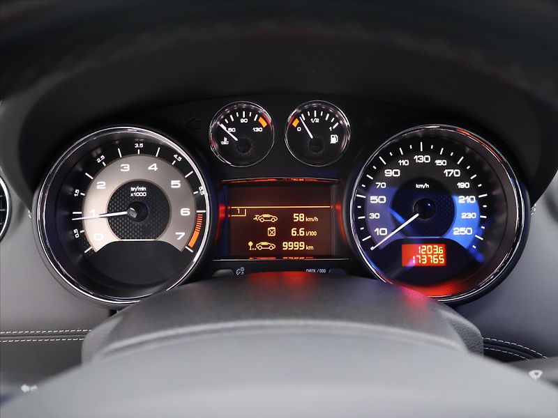 Peugeot RCZ 1,6 16V 147kW Allure Navi - fotka 13 z 32