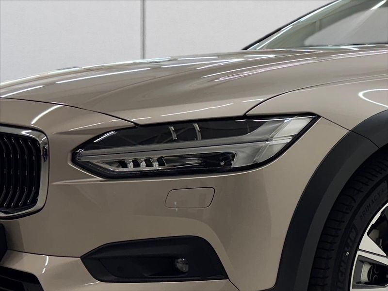 Volvo V90 2,0 B4 AWD Cross Country Plus - fotka 5 z 15