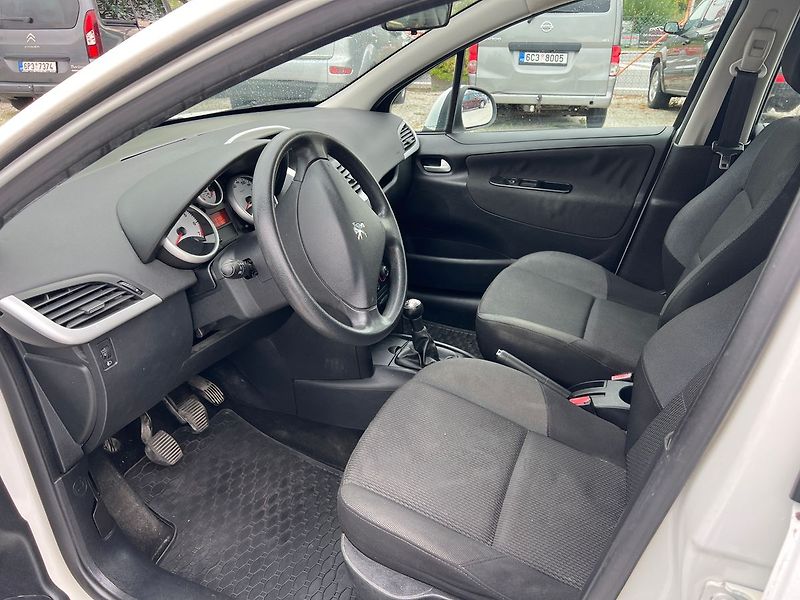 Peugeot 207 1.4 VTi - fotka 7 z 14