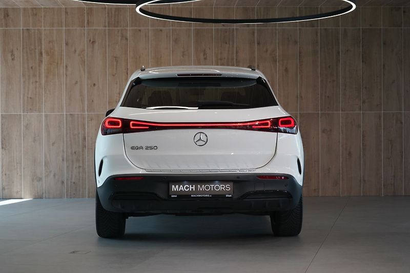Mercedes-Benz EQA 250, AMG Line, Tažné,  KEYLESS - fotka 12 z 46