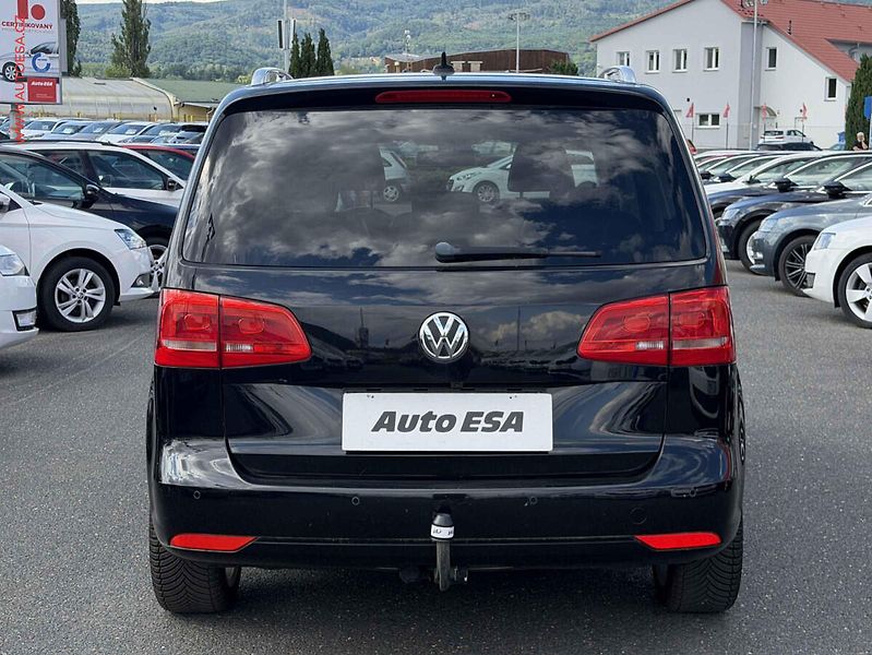 Volkswagen Touran (2010) 2.0 TDi, Highline, DSG, bixen - fotka 5 z 17