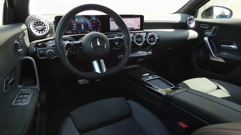 Mercedes-Benz Třídy A 220d DCT - fotka 5 z 22