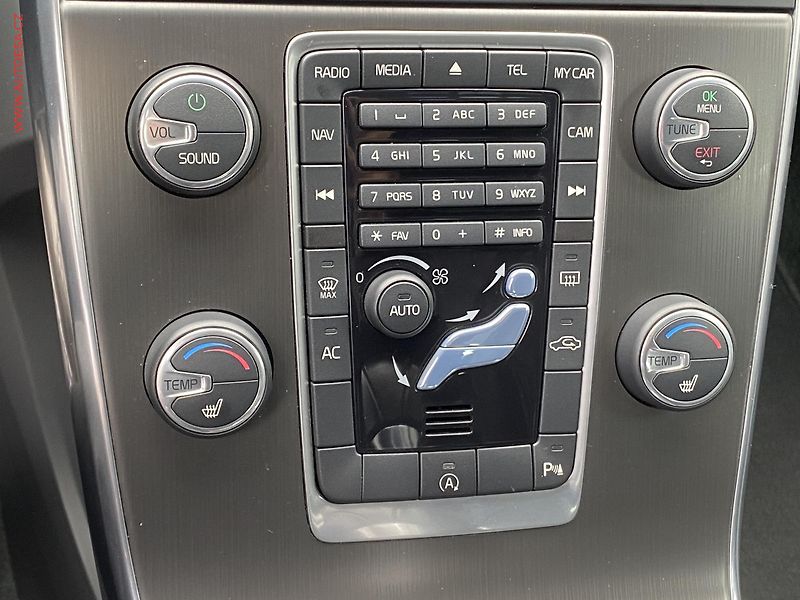 Volvo S60 (2013) 2.4 D5, Summum, bixen - fotka 15 z 19