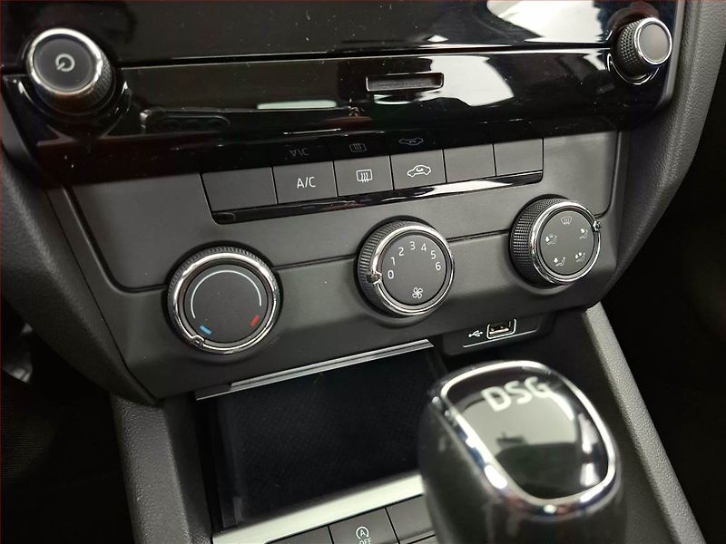 Škoda Octavia (2019) 1.0 TSI, Automat, Tempomat - fotka 14 z 17