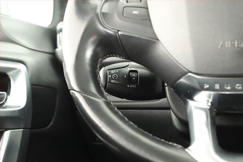 Peugeot 2008 (2015) 1.6 BlueHDi, Navi, Tempomat - fotka 12 z 17