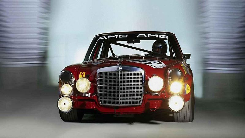Mercedes-Benz AMG 300 SEL 6.8 „Rudá svině“.