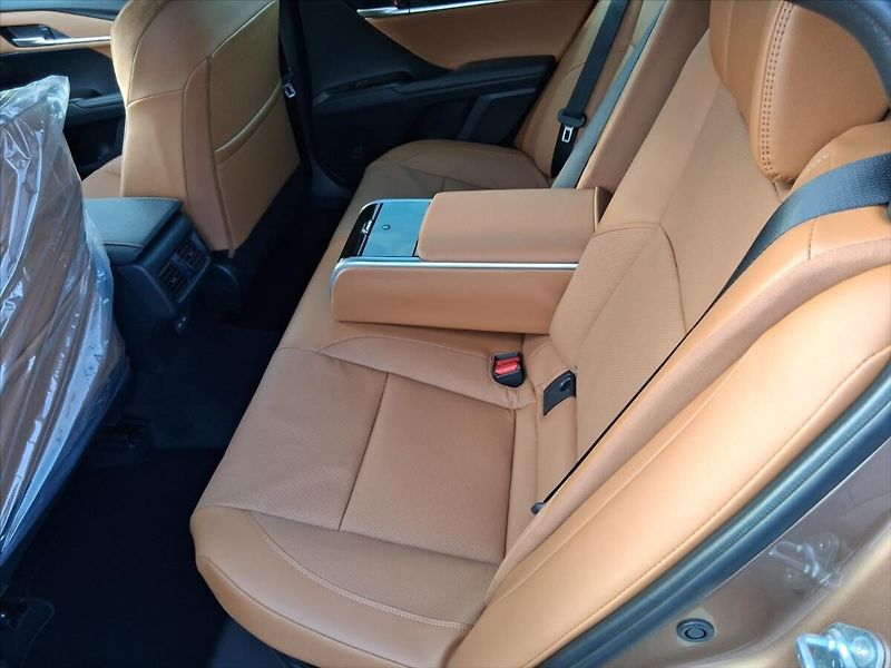 Toyota Camry 2,5 Hybrid 230 e-CVT Executive - fotka 8 z 18