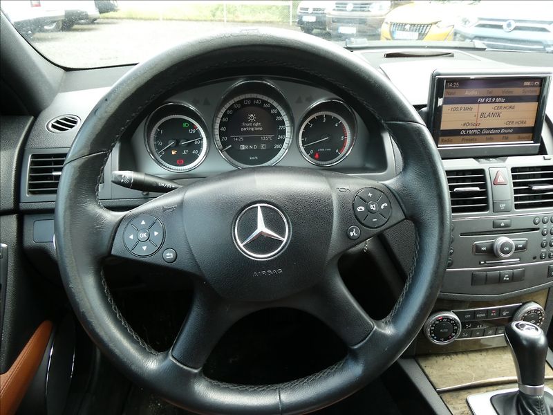 Mercedes-Benz Třídy C 3,0 350D V6 170kW 2x kola, AUT - fotka 21 z 29