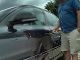 Zloděj vykrádající zaparkované škodovky a volkswageny dokázal auta bez poškození otevřít a při odchodu opět uzamknout.