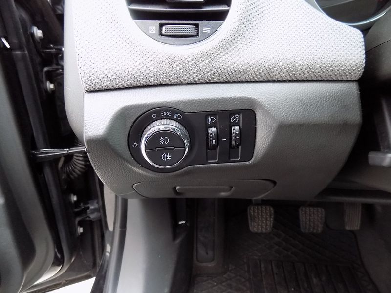 Chevrolet Cruze (2011) 1.8i/16V/Klimatizace/ČR/ - fotka 22 z 31