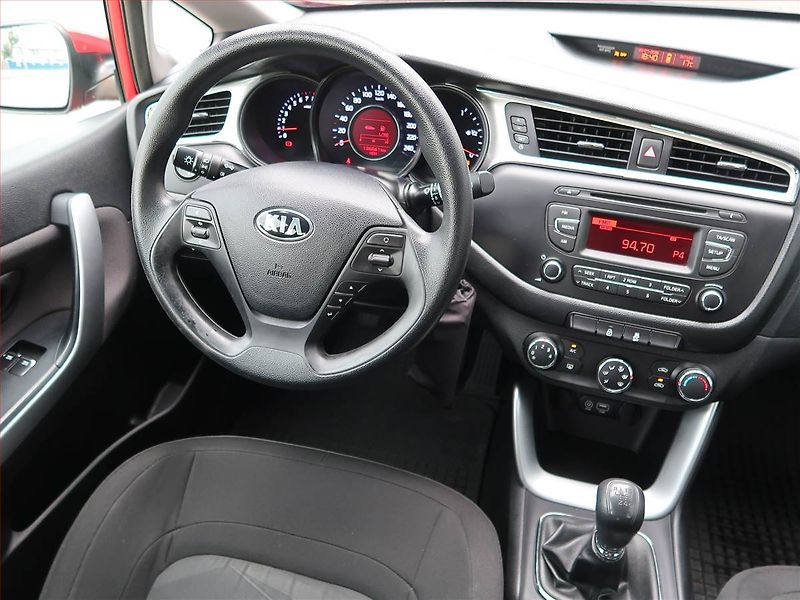 Kia Ceed (2015) Silver 1.4 CVVT - fotka 7 z 17