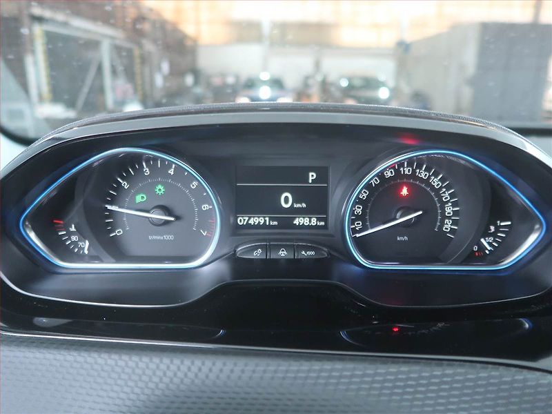 Peugeot 2008 (2016) Allure 1.2 PureTech, Automat - fotka 11 z 23