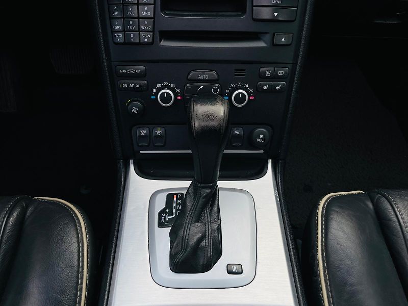 Volvo XC90 2.4 D5 4x4 AUT SERVISKA TAŽNÉ - fotka 36 z 49